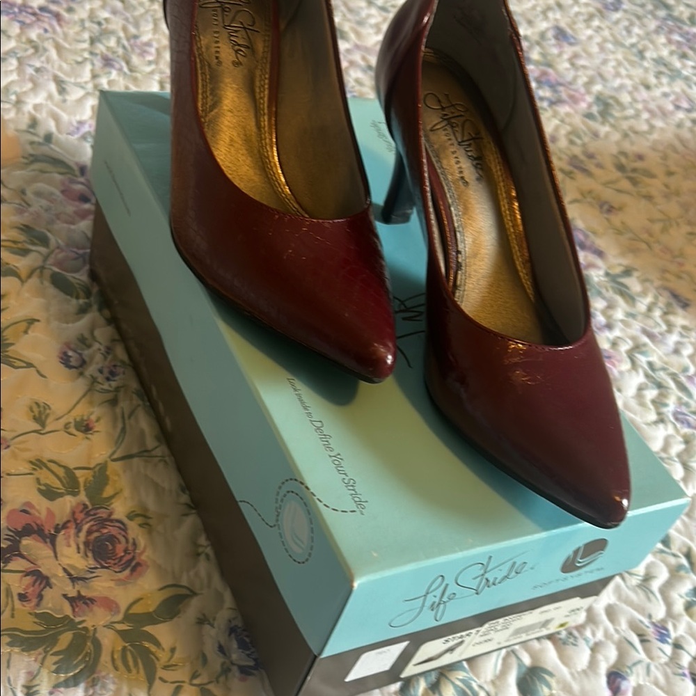 Life Stride Women's Burgundy Pumps . Marron